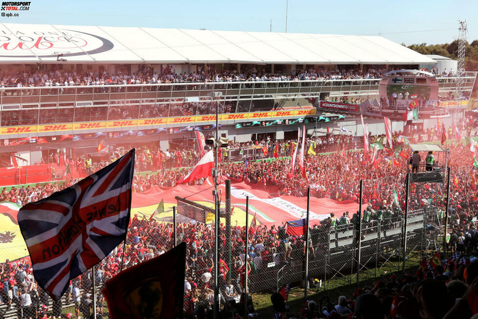 ... sondern erfreut sich an der einmaligen Atmosphäre im Autodromo Nazionale di Monza. Am Boxenfunk verrät Vettel ein Geheimnis, das im TV nicht zu sehen war: 