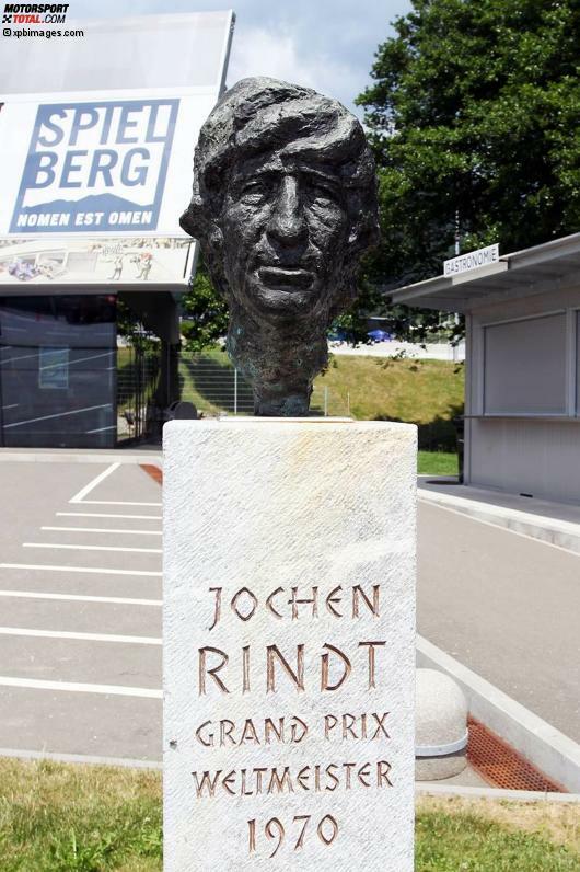 ... ist Rindt, der in Graz vor 30.000 Trauernden begraben wurde, unvergessen: Er holte 1970 nicht nur trotz des Dramas den Titel, er löste in Österreich auch eine enorme Motorsport-Tradition aus. Heute erinnert ein Denkmal auf dem Red-Bull-Ring, den es ohne Rindt nie gegeben hätte, an die Legende.