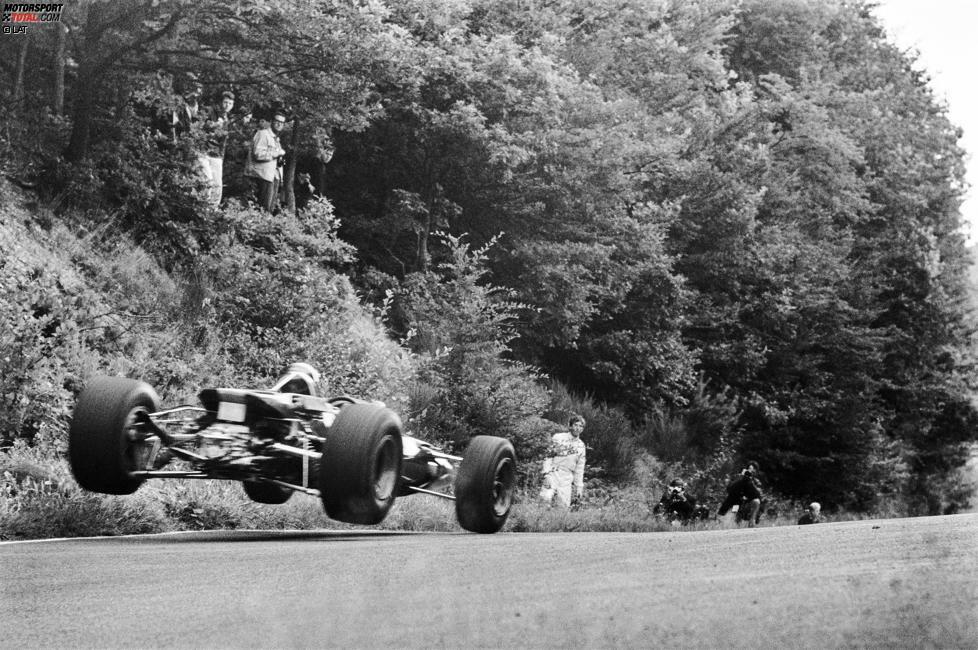 ... ging der Aufstieg voran: Nachdem er 1965 als Teamkollege von Bruce McLaren beim Cooper-Rennstall anheuerte, nahm er im Jahr darauf dort bereits die Nummer-1-Position ein. Neben Podesträngen hatte Rindt auch viele Defekte, wie hier 1967 auf dem Nürburgring, als er nach einem Lenkungsschaden zuschauen musste. Als Mechaniker ...