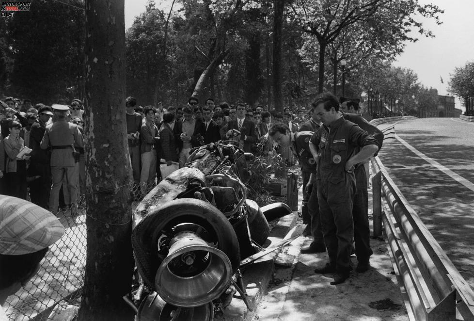 ... bewusst: Der hochbeinige Heckflügel des Pole-Setters brach, Rindt schlitterte über die Leitplanke und krachte in das Wrack von Teamkollege Graham Hill, dem bereits das gleiche passiert war. Rindt kam trotz eines Überschlags mit einem Nasenbeinbruch und einer Gehirnerschütterung glimpflich davon. Und auch, ...