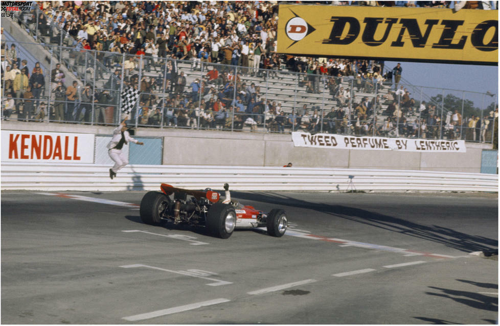 ... als er sich in Watkins Glen endlich den Traum vom ersten Grand-Prix-Sieg erfüllte, herrschte bei Lotus nicht gerade Eitel Wonne: Teamkollege Hill hatte sich bei einem Crash beide Beine gebrochen. Das Verhältnis zwischen ...