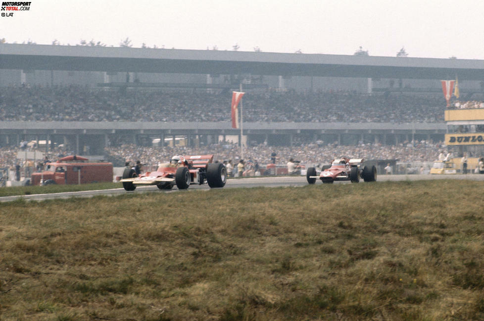 ... Hockenheimring, wo er sich in einer legendären Windschattenschlacht gegen Ferrari-Star Jacky Ickx durchsetzte. Es sollte sein letzter Sieg sein, denn beim Heimspiel auf dem neuen Österreichring musste er nach der Pole-Position mit Motorschaden aufgeben. Dann - drei Wochen später - die Tragödie ...