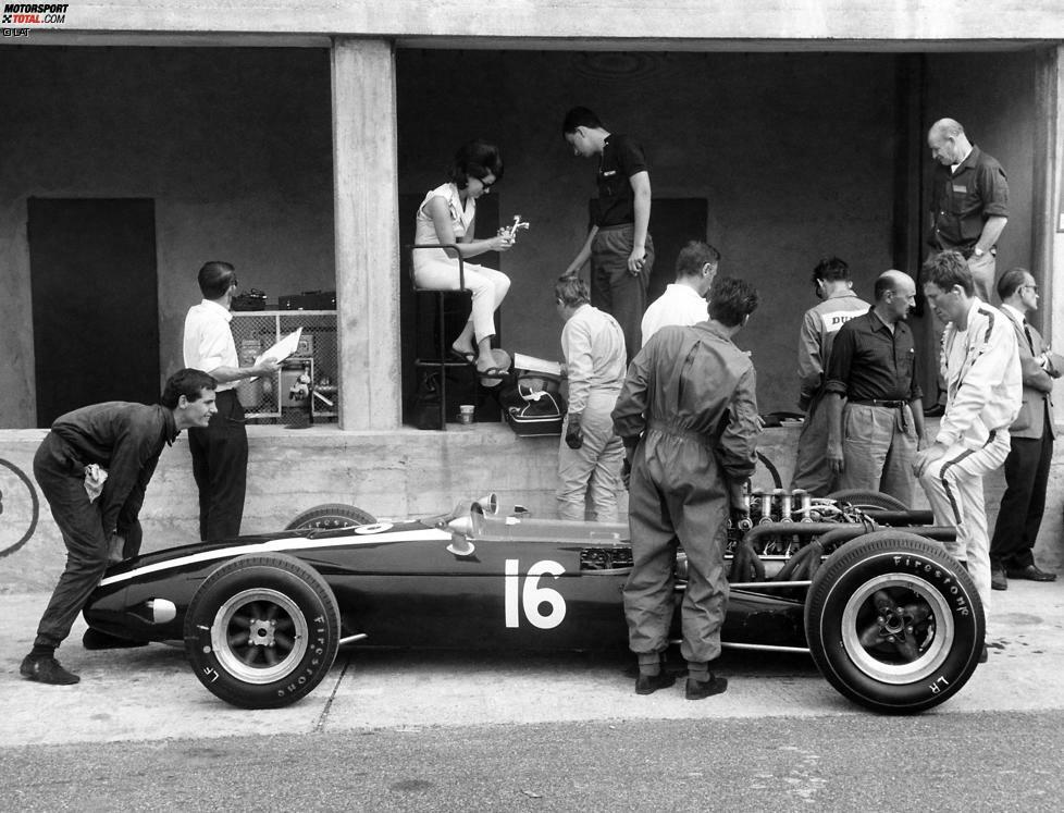 ... fungierte damals übrigens niemand geringerer als der spätere McLaren-Boss Ron Dennis, der hier die Nase des Cooper-Maserati anhebt. Der Perfektionismus des Briten überzeugte Rindt übrigens dermaßen, dass er ihn ...