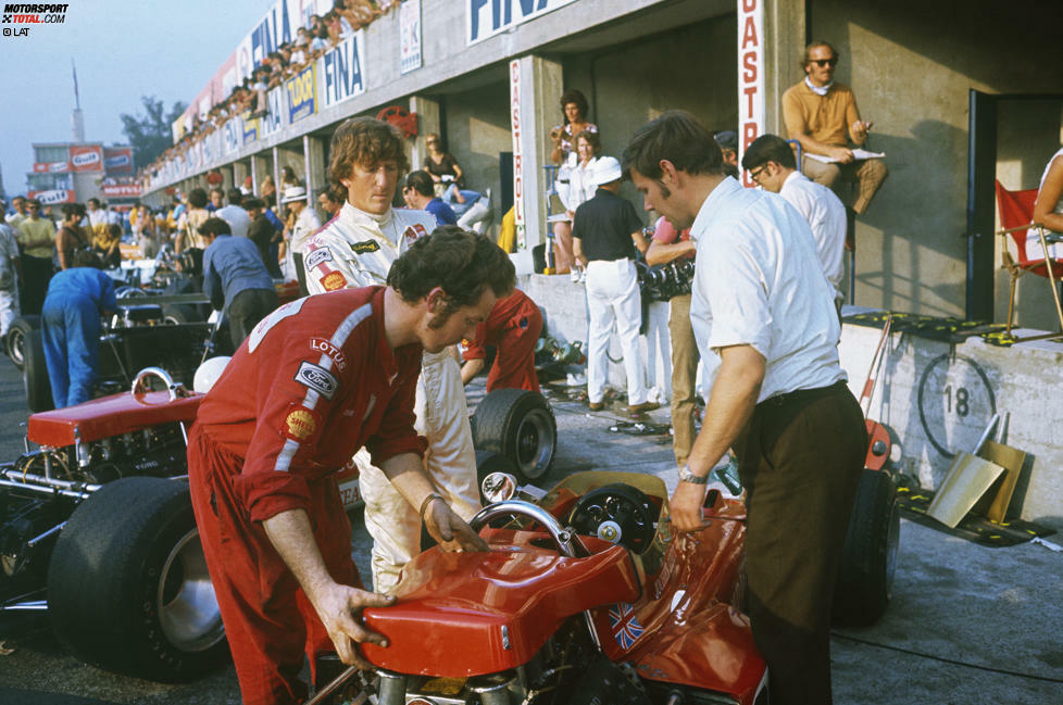 ... von Monza: Um einen besseren Topspeed zu erreichen, ließ Boss Chapman die Flügel abmontieren. Rindt begutachtete Momente vor dem folgenschweren Qualifying am Samstag seinen Lotus 72, während ...
