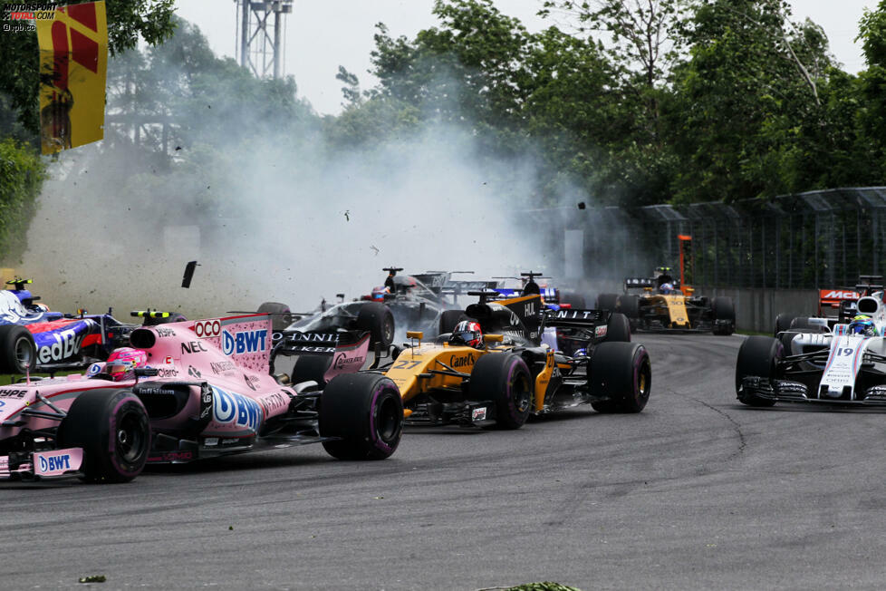 ... während der Safety-Car-Phase zu stoppen. Denn Carlos Sainz lässt Romain Grosjean etwas weiter hinten keinen Platz, verliert seinen Toro Rosso infolgedessen außer Kontrolle und schießt vor Kurve 3 den chancenlos ausgelieferten Felipe Massa brutal ab.