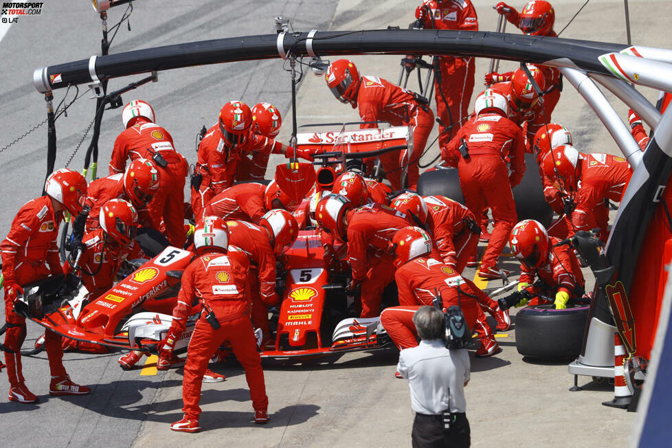 Eine Runde nach dem Restart kommt Vettel an die Box, um den Flügel zu wechseln. Kurz danach funkt er: 