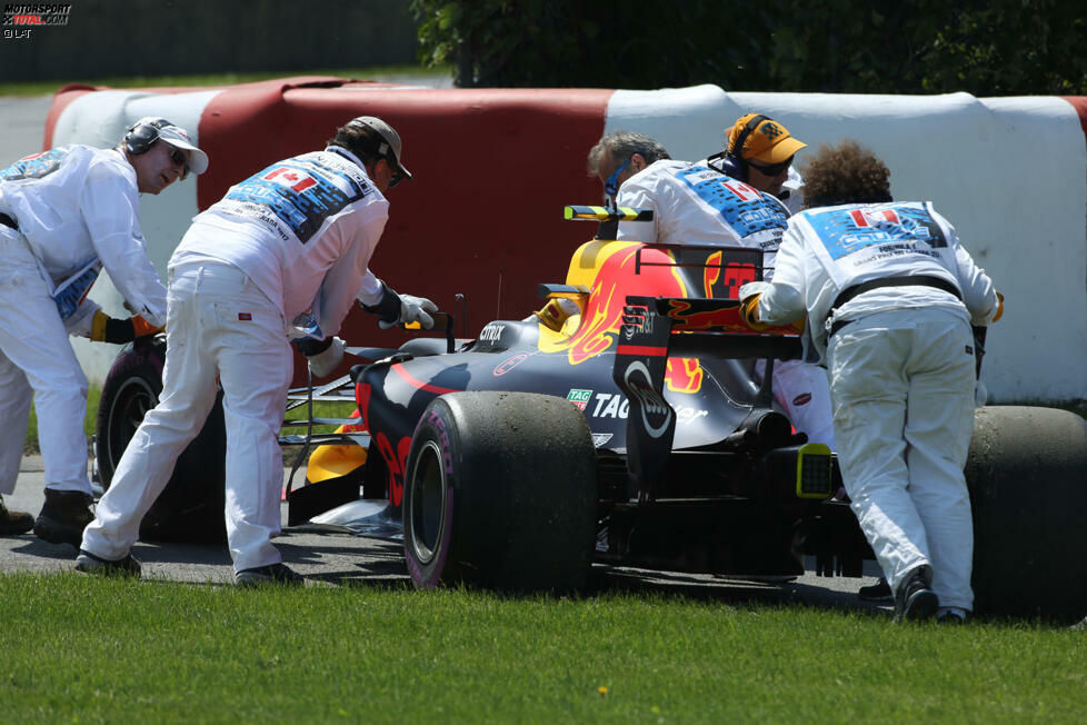 Verstappen liegt 4,2 Sekunden hinter Hamilton und 1,9 vor Bottas, als in der elften Runde sein Red Bull den Geist aufgibt. Ursache ist eine defekte (Renault-)Batterie. Beim Restart nach virtuellem Safety-Car führt Hamilton 6,1 Sekunden vor Bottas und 10,9 vor Daniel Ricciardo.