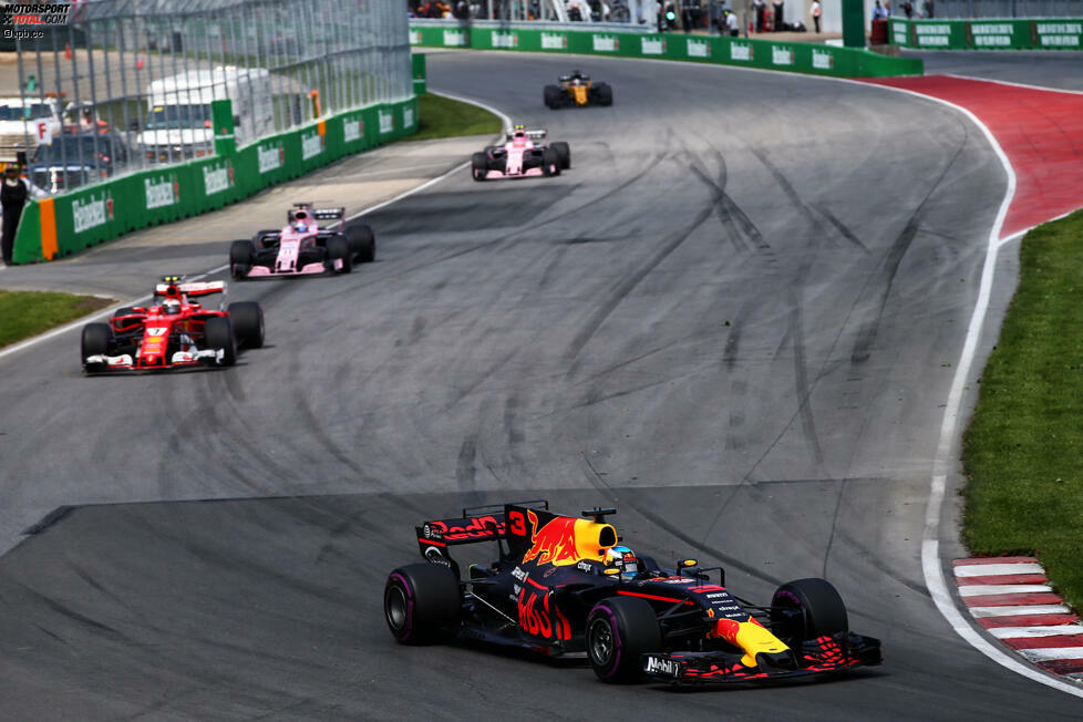 Es entwickelt sich ein spannender Fünfkampf um den dritten Platz: Ricciardo (Soft) verteidigt sich mit den ältesten Reifen nach hinten, von wo die Force Indias drücken. Die bekommen kurzzeitig etwas Luft - weil beide Ferraris einen zweiten Boxenstopp einlegen und für einen Schlussspurt auf Ultrasoft wechseln.