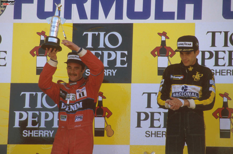 ...denn Mansell ist felsenfest überzeugt, das Beschleunigungsduell aus der letzten Kurve für sich entschieden zu haben. Glücklich fällt er seiner Frau in die Arme, es fließen Freudentränen. Zumindest solange, bis es auch zu dem euphorischen Briten durchsickert, dass Senna in Jerez der strahlende Held ist.