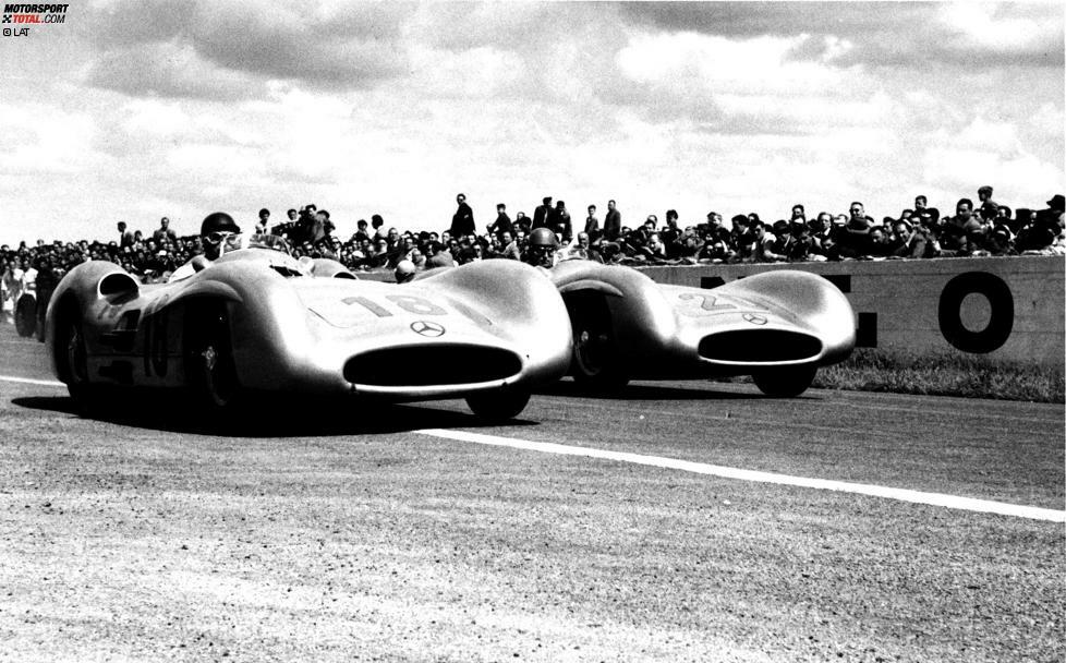Platz 6: Mercedes' Silberpfeile sind der Konkurrenz beim Frankreich-Grand-Prix 1954 um Lichtjahre voraus. Sie überrunden die gesamte Konkurrenz. Juan Manuel Fangio cruist zum Sieg und lässt seinen deutschen Teamkollegen Karl Kling auf den letzten Metern für ein hübsches Zielfoto herankommen. Maßarbeit: Am Ende trennen sie 0,100 Sekunden.