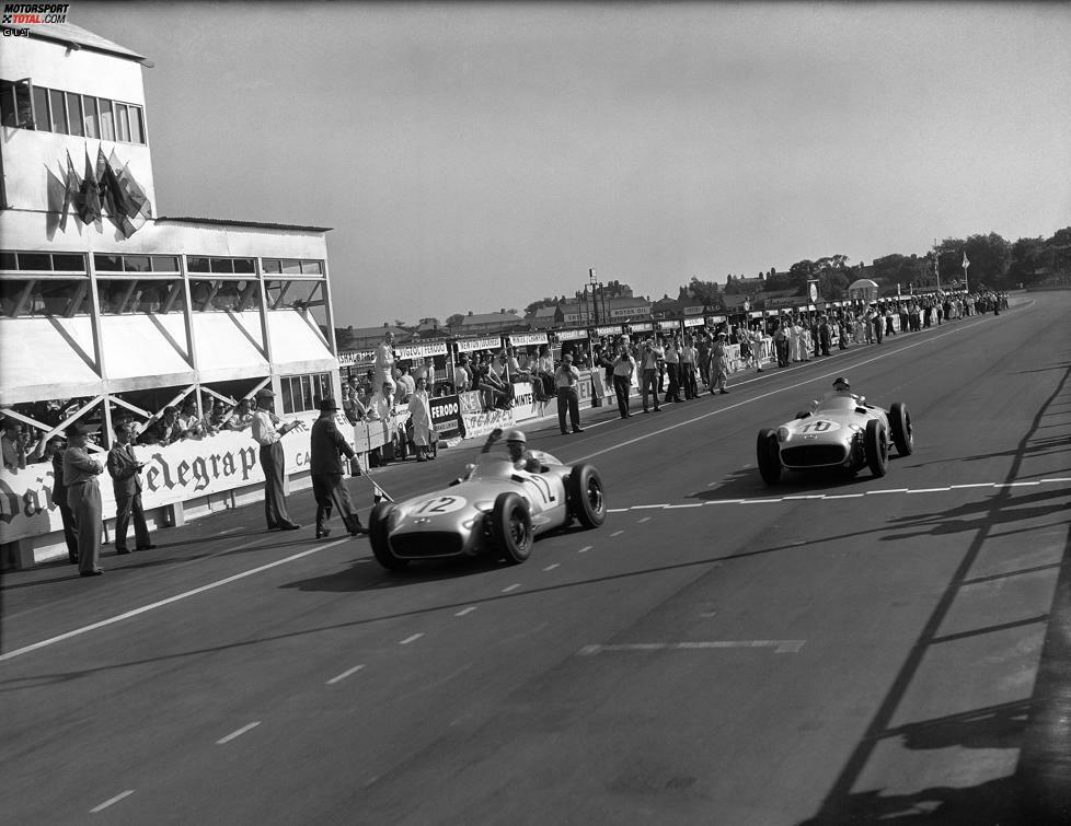 Platz 10: Die Mercedes-Asse Stirling Moss und Juan Manuel Fangio machen in der Saison 1955 gleich zwei Grands Prix mit 0,200 Sekunden Unterschied unter sich aus. Sein Heimspiel in Aintree (im Bild) gewinnt der Brite, im niederländischen Zandvoort ist der Silberpfeil des Argentiniers hauchdünn vorne.