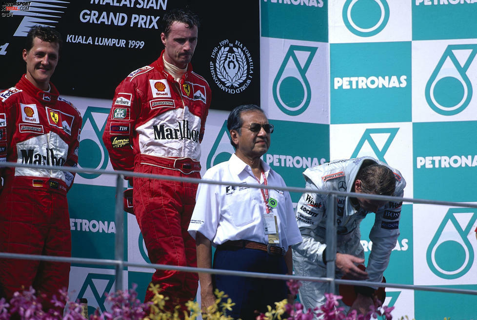 Eddie Irvine (Malaysia 1999) - Das Rennen in Sepang ist aus mehreren Gründen denkwürdig. Zum einen ist die Formel 1 erstmals zu Gast in Malaysia, zum anderen dominiert Michael Schumacher, der zuvor mit einem gebrochenen Bein mehrere Monate ausgefallen war, das Wochenende. Den Sieg überlässt er allerdings seinem Teamkollegen Irvine.