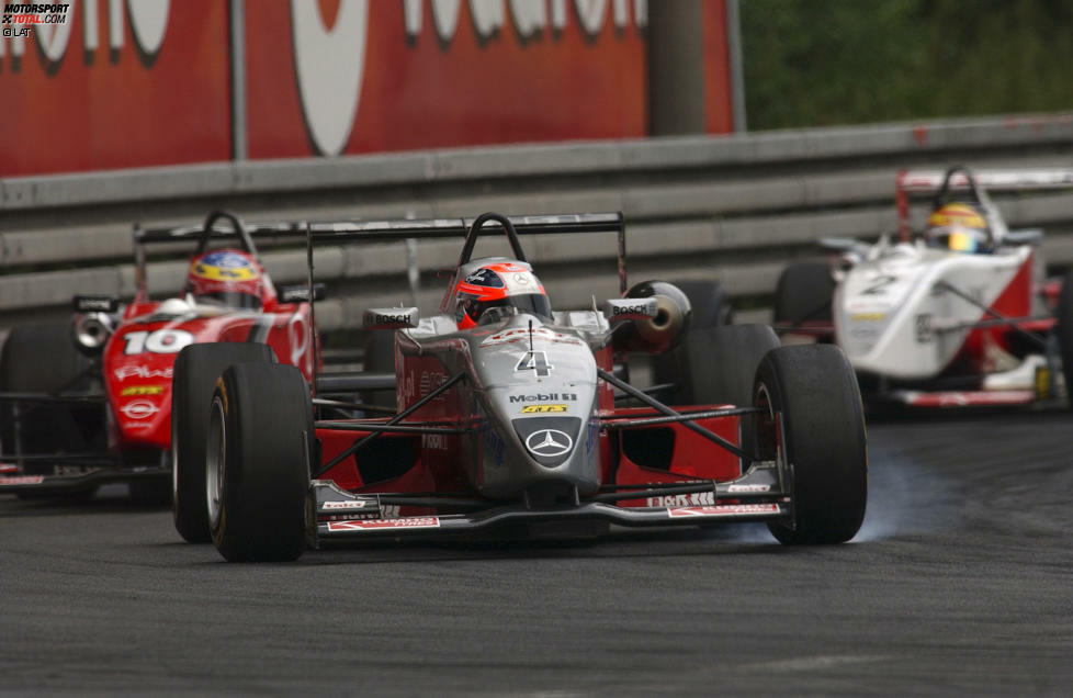 Nach der Vizemeisterschaft in der Italienischen Formel-Renault 2000 wechselt Kubica in die Formel-3-Euroserie. Doch ein Unfall im Straßenverkehr, bei dem er sich einen Arm bricht, verhindert ein schnelles Debüt. Erst beim siebten Saisonlauf auf dem Norisring ist Kubica wieder dabei. Trotz 18 Titanschrauben im Arm gewinnt er!