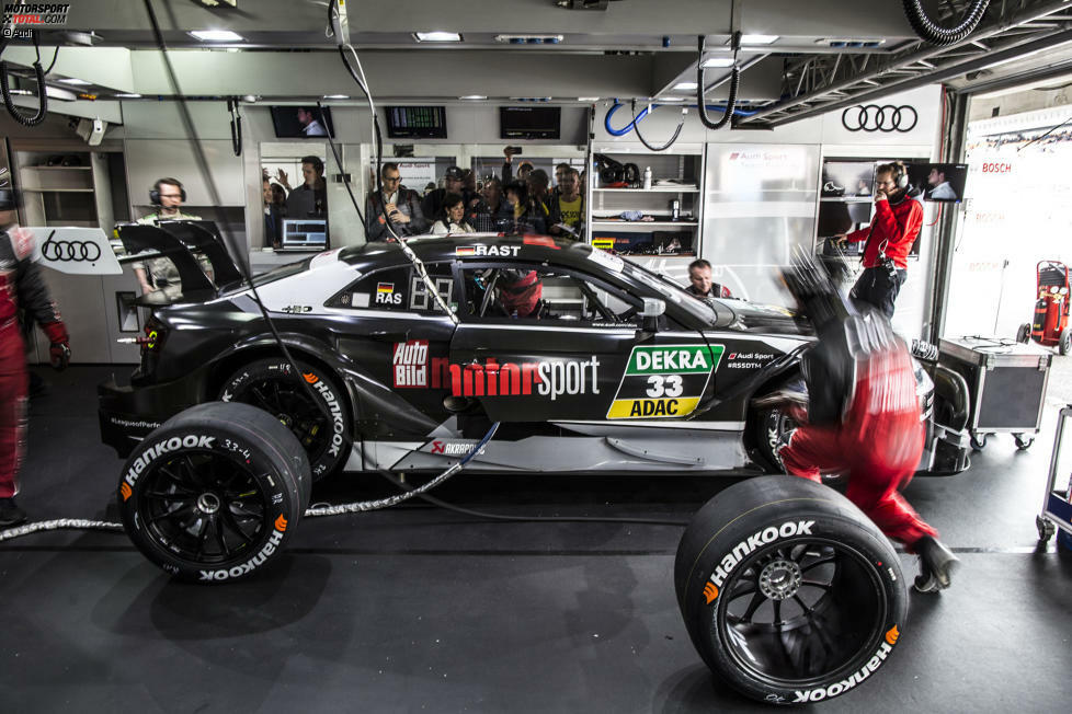 Rene Rast hat einen schwierigen Start in die Saison. Der Audi-Fahrer bekommt im zweiten Rennen des Jahres die harte Gangart in der DTM zu spüren. Nach dem Restart wurde er von einem Konkurrenten getroffen und aufgrund der Beschädigung am Auto muss er in der dritten Runde das Rennen vorzeitig an der Box beenden.