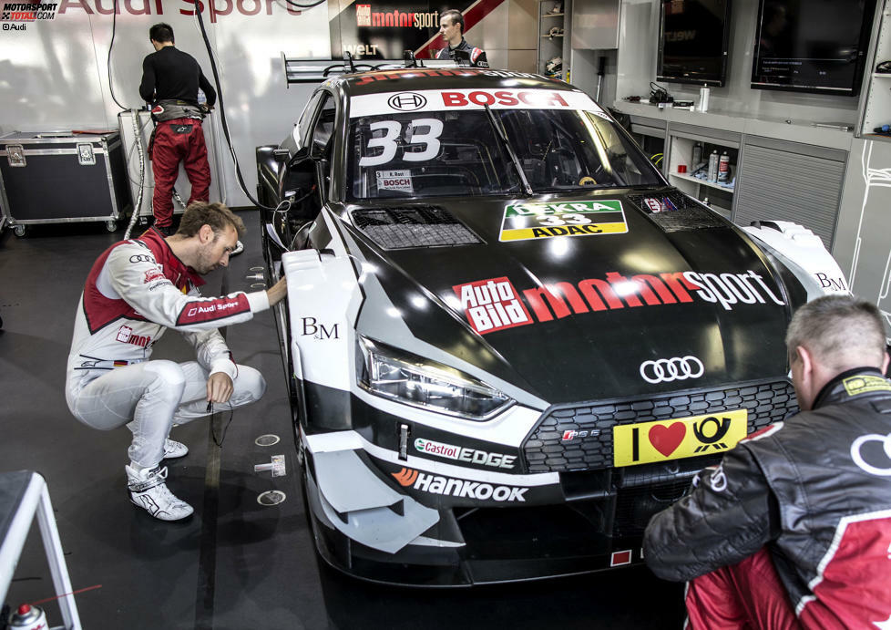 Beim Saisonfinale in Hockenheim kommt es zum großen Showdown um den DTM-Titel 2017. Rene Rast vergewissert sich, dass am seinem Audi auch alles passt.