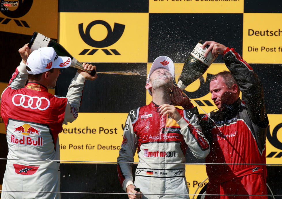 ... und im Sonntagslauf folgt der erste DTM-Sieg in der noch jungen DTM-Karriere von Rene Rast. Auf dem Podium lässt er sich von seiner Mannschaft und Audi-Kollege Mattias Ekström standesgemäß feiern.