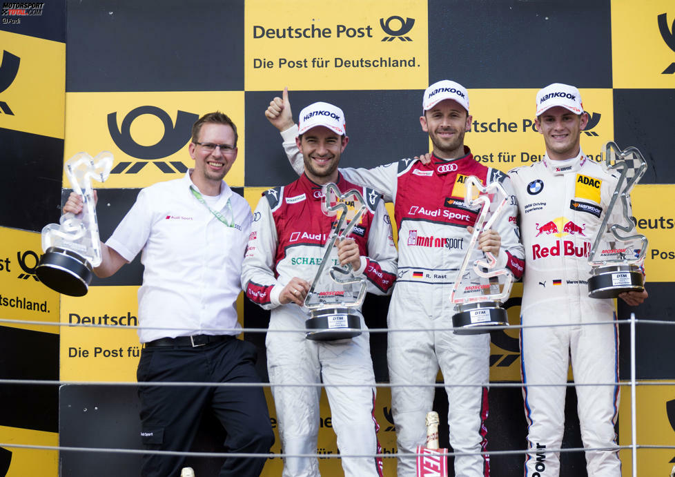 ... vor seinem Audi-Kollegen Mike Rockenfeller, der nach seinem Fußbruch mit Krücken auf das Podium humpelt.