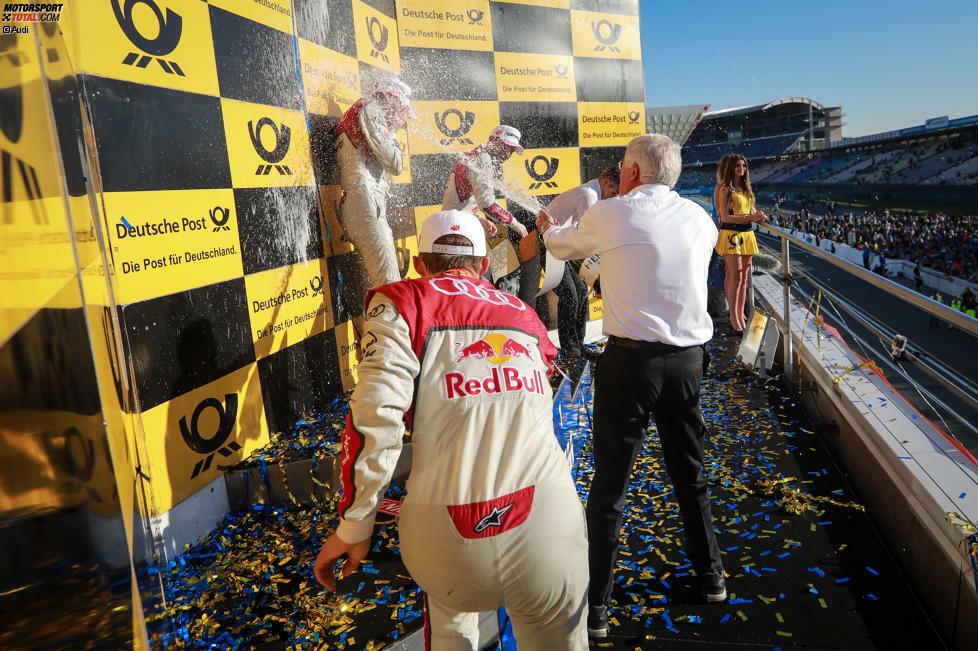 Der neue DTM-Meister genießt den Moment: Rene Rast lässt sich auf dem Siegerpodest feiern und von seinem Rosberg-Teamchef Arno Zensen und Audi-Kollegen Mattias Ekström und Mike Rockenfeller ordentlich nass machen.