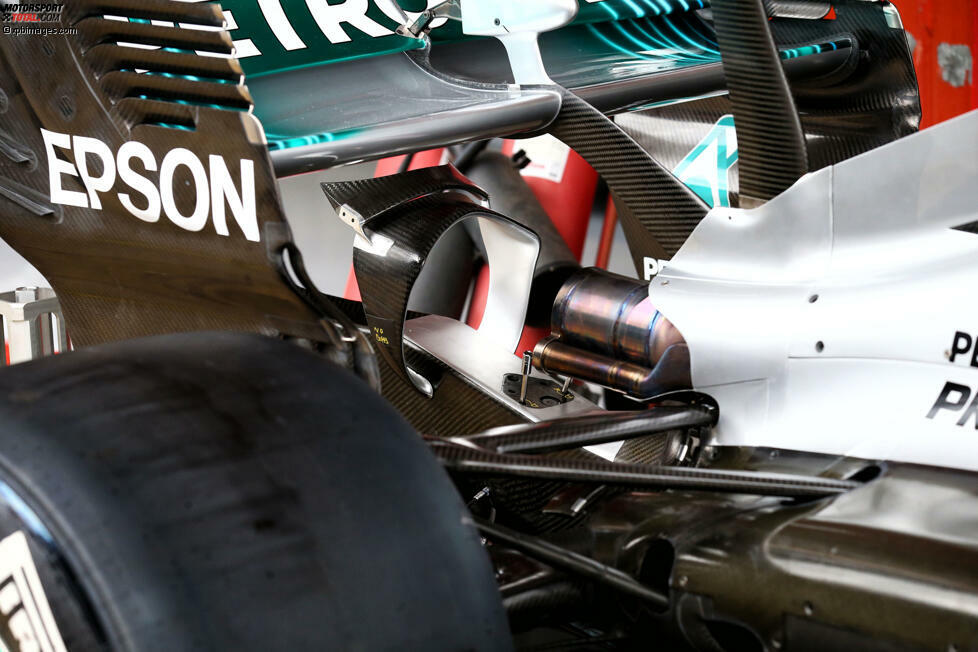 Unter dem Heckflügel setzt Mercedes auf einen neuen Monkey-Seat-Flügel (das bogenartige Teil hinter dem Auspuff) für mehr Abtrieb.