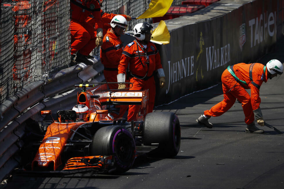 Der wichtigste Samstag des Jahres: Rookie Stoffel Vandoorne zieht in sein erstes Q3 der Saison 2017 ein, wirft den McLaren aber am Schwimmbad in die Leitplanken. Pech für den strauchelnden Mitfavoriten Lewis Hamilton: Wegen der gelben Flaggen muss er seinen letzten Schuss abbrechen - und scheidet als 14. vorzeitig aus.