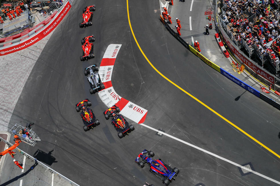Knapp wird's zwischen den Red Bulls: Daniel Ricciardo steckt seine Nase in der ersten Kurve bei Max Verstappen rein, es kommt sogar zu einer leichten Berührung. Die Situation geht für beide glimpflich aus.
