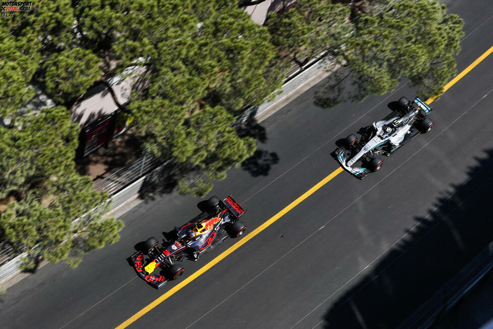 Bei freier Fahrt wacht Ricciardo auf und dreht plötzlich im Sog von Vettel mit die schnellsten Runden. Die Taktik des Overcut geht auf: Der Australier überholt Bottas und Verstappen und kommt als Dritter wieder auf die Strecke. Sehr zum Ärger von Verstappen, dessen Boxenfunk im TV-Signal überpiepst werden muss.