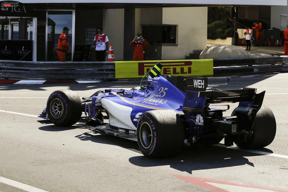 Kurioser Crash: Wehrlein steht seitlich auf den Reifen, ganz Monaco bangt minutenlang um den Sauber-Fahrer. Dann endlich Entwarnung. In der zweiten Portier-Kurve hat ihn Comeback-Superstar Button übermotiviert zu überholen versucht. 