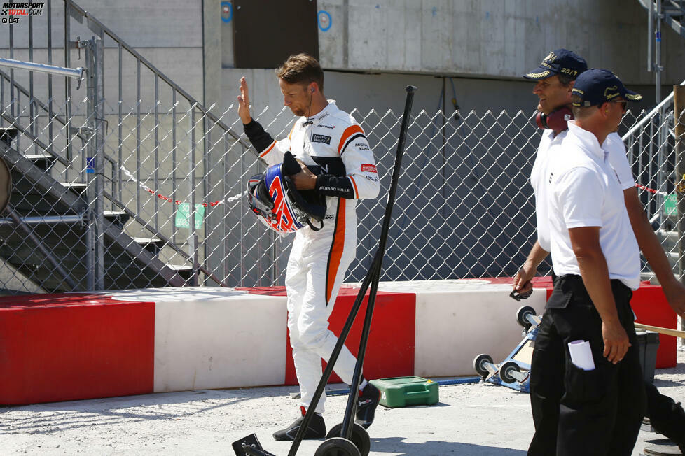 Die FIA spricht gegen Button die sinnloseste Strafe der Saison aus: drei Startpositionen zurück beim nächsten Rennen. Hat nur den Haken, dass der McLaren-Star in Monaco den letzten Grand Prix seiner Karriere bestritten hat. Diesmal wirklich endgültig?