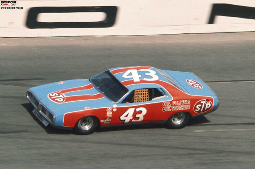 4. Richard Petty - 3.158 Runden: Richard Petty, der schon vor Beginn der Modern-Era aktiv war, knackt die 2.000 Führungsrunden pro Saison allein in der Modern-Era dreimal. 1975 führt er im familieneigenen Team 3.158 Runden und holt seinen sechsten von sieben Titeln.