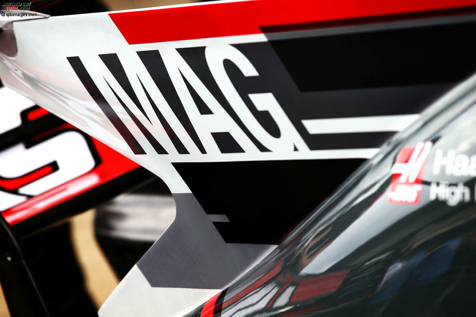 Bei Haas hat man das Kürzel elegant mit in das Design einfließen lassen. Hier kann der Fan deutlich erkennen, um wen es sich im Auto handelt. Ähnliche Varianten haben auch Sauber und Renault mit nach Barcelona gebracht.