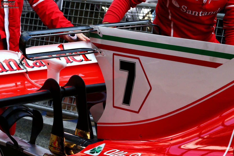 Auch auf der weißen Heckfinne prangt bei Ferrari die große Startnummer. Eigentlich sollte auch das Namenskürzel seitlich zu lesen sein, doch einige Teams haben ihre Lösungen heute noch nicht zur Schau gestellt.
