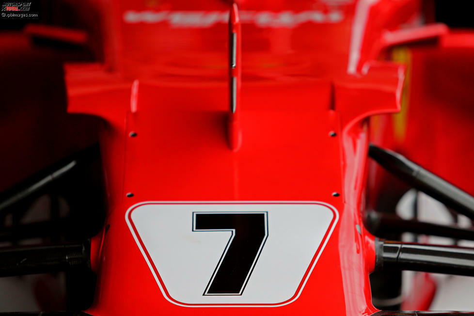 Bei Ferrari präsentiert man eine Art Retro-Look. Die 7 von Kimi Räikkönen ist in einem weißen Trapez eingehüllt, die doch an eine längst vergessene Zeit erinnert.