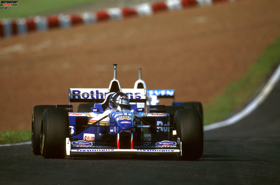 1996: Mit dem FW18 führt das Designgenie Williams zurück an die Spitze und hievt Damon Hill erstmals auf den Formel-1-Thron. Dennoch will Newey weg und heuert nach einer Arbeitssperre bei McLaren an ...