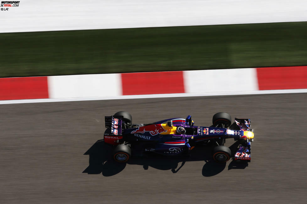 2013: Der RB9 gewinnt nicht nur neun Rennen in Serie, sondern auch zum vierten Mal in Folge beide Titel. Der Bolide ist der vorerst letzte Weltmeisterwagen, den Newey aus der Taufe hebt, ehe er sich zum Teil aus der Formel 1 zurückzieht und dem Segelsport widmet. Seine Liebe für die Königsklasse flammt aber nach und nach wieder auf.