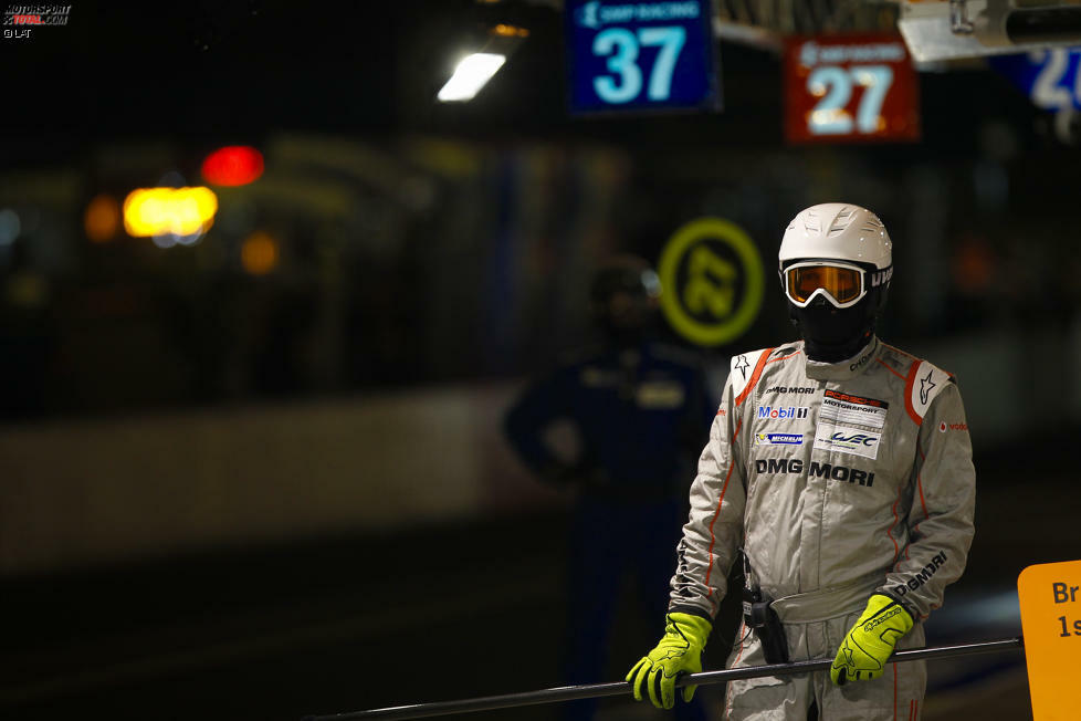 65 Mitarbeiter des Porsche LMP Teams bilden die Einsatzcrew bei einem Sechsstundenrennen. Bei den 24 Stunden von Le Mans sind es 90. 