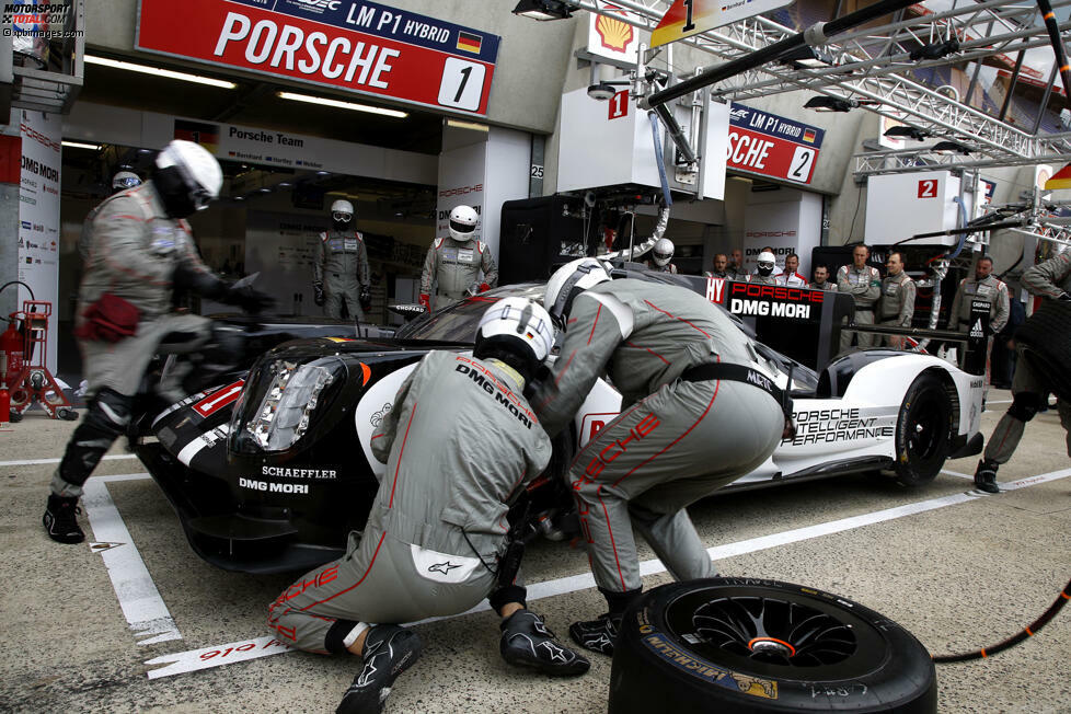 30: So viele Tankstopps und zehn Stopps mit Reifen- und Fahrerwechsel sind voraussichtlich pro Porsche 919 Hybrid in Le Mans fällig. 