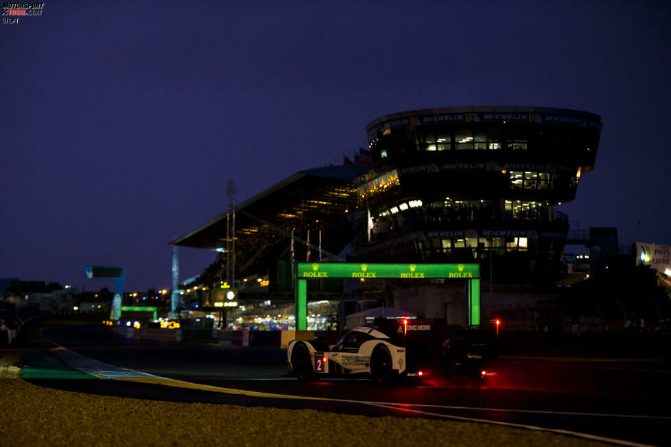 54 Runden hintereinander waren sowohl Romain Dumas als auch Neel Jani in der Le-Mans-Nacht 2016 am Steuer des späteren Siegerautos. Bedingt durch Safety-Car-Einsätze hatte Dumas die längste Fahrzeit am Stück von allen Porsche-LMP-Piloten. Sein Einsatz dauerte von 00:13 Uhr bis 03:38 Uhr. Das entspricht fast der Dauer von zwei Formel-1-GP.