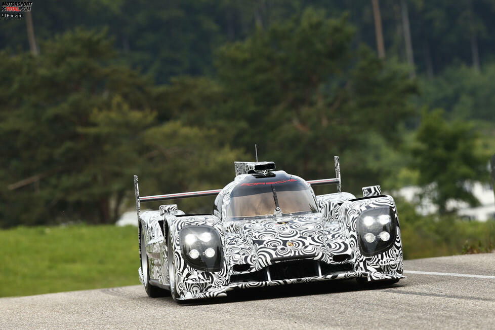 1: Den allerersten Funktionstest mit dem Ur-919 fuhr Porsche-Werksfahrer Timo Bernhard am 12. Juni 2013 auf dem Prüfgelände in Weissach. Gut zwei Jahre später wurde er mit dem weiterentwickelten Le-Mans-Prototypen Langstrecken-Weltmeister. 