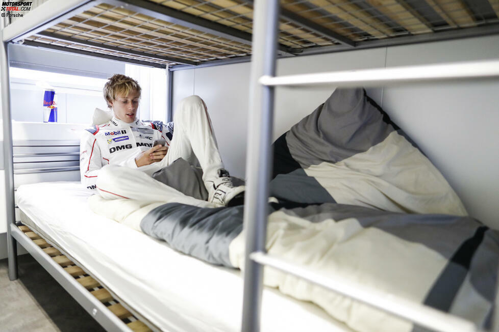 6: Sechs Rennfahrer in drei Schlafzimmern: Je zwei Porsche-LMP-Fahrer teilen sich in Le Mans einen eigens errichteten Container hinter der Box zum Schlafen. Gemeinschaftsbad inklusive, Ruhe ausgeschlossen. 
