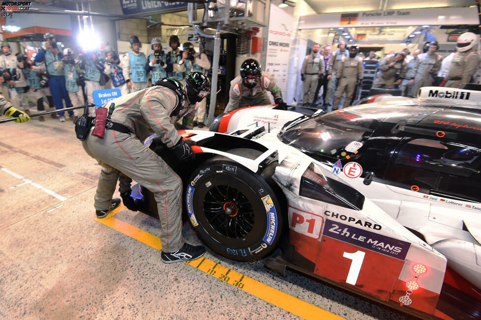 Der schnellste Boxenstopp mit Fahrer- und Reifenwechsel dauerte im Porsche Team 82,343 Sekunden. Den schnellsten Tankstopp (komplette Füllung) erledigte die Crew in 64,342 Sekunden um 22:14 Uhr. Insgesamt elf Folien, die nach und nach entfernt wurden, sorgten auf der Windschutzscheibe des Siegerautos für klare Sicht.