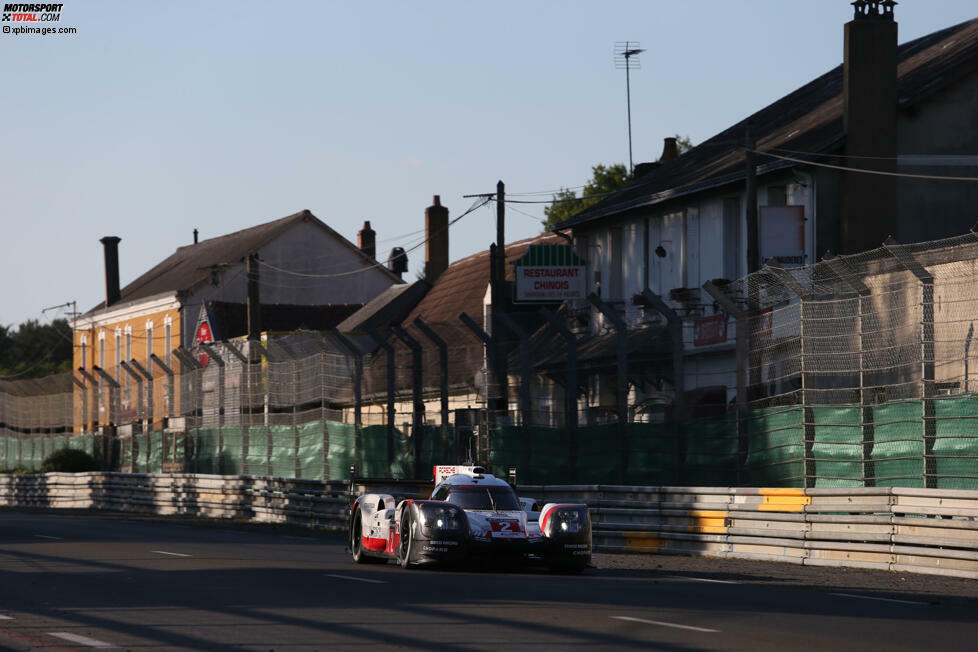 Die höchste Spitzengeschwindigkeit im Rennen wurde für den Sieger-Porsche mit 334,9 km/h gemessen (Bernhard in der 338. Runde).