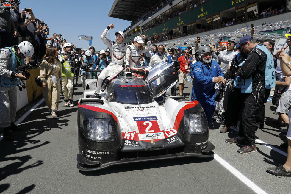 Das Siegerteam Earl Bamber, Timo Bernhard und Brendon Hartley mit der Startnummer 2 legte 367 Rennrunden (5.001,23 Kilometer) zurück. Die Durchschnittsgeschwindigkeit betrug 208,2 km/h.