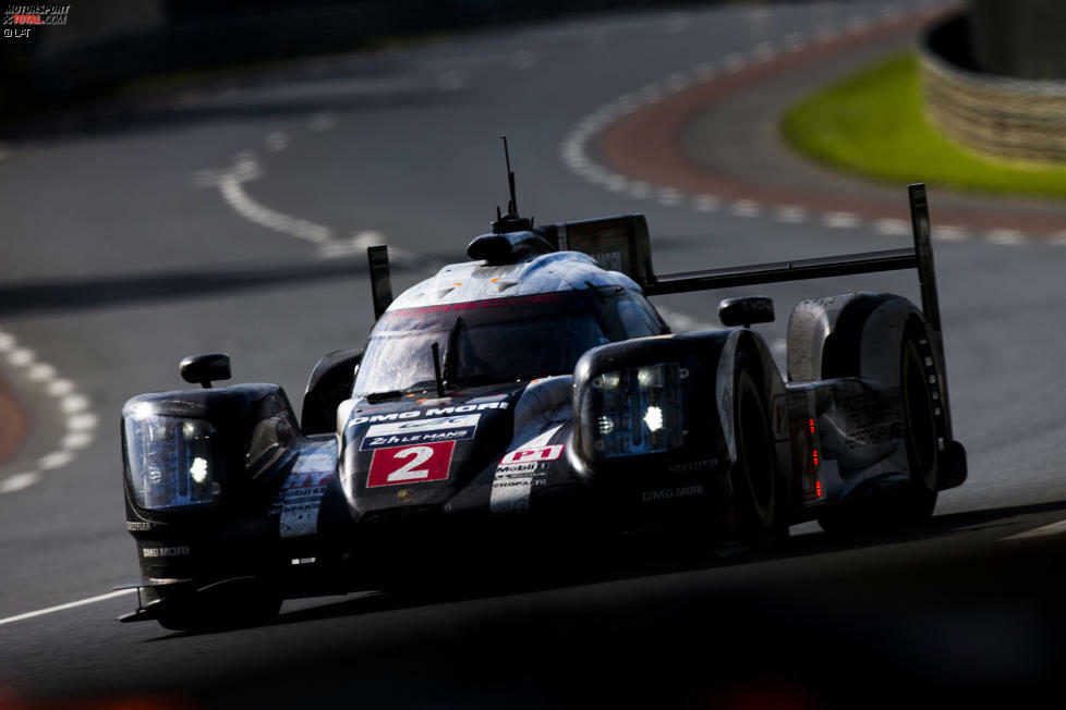 Le Mans 2016: Einer der dramatischsten Zieleinläufe aller Zeiten. Bis drei Minuten vor dem Ende liegt der Toyota von Kazuki Nakajima sicher auf Siegkurs, dann auf der Start-Ziel-Geraden das unfassbare Aus. Neel Jani, Marc Lieb und Romain Dumas holen für Porsche den Sieg.