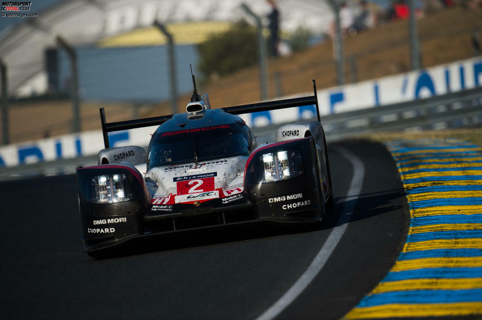 Le Mans 2017: Die große Aufholjagd. Timo Bernhard erfüllt sich gemeinsam mit Earl Bamber und Brendon Hartley seinen großen Traum vom Le-Mans-Sieg im Porsche. Auf dem Weg dorthin verliert das Trio wegen einer Reparatur satte 18 Runden und gewinnt trotzdem, weil alle Konkurrenten noch mehr Pech haben.