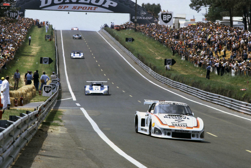 Le Mans 1979: Der optisch seriennahe Porsche 935/K3 von Kremer hat seinen großen Auftritt. Die deutsche DTM-Legende Klaus Ludwig fährt gemeinsam mit den US-Amerikanern Don und Bill Whittington zum Rennsieg.