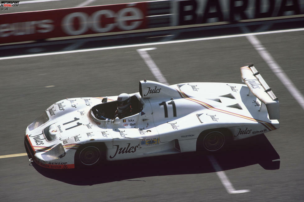 Le Mans 1981: Der erste Streich des Porsche-Traumduos Jacky Ickx und Derek Bell. Souveräner Sieg im 936 in einem tragischen Rennen, bei dem Rondeau-Pilot Jean-Louis Lafosse sowie zwei Streckenposten ihr Leben verlieren und weitere schwer verletzt werden.