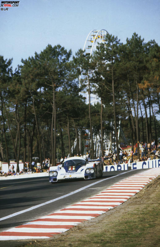 Le Mans 1982: Maximal 100 Liter Sprit bei höchstens 25 Tankstopps - sogar bei völlig veränderten Vorgaben ist Porsche nicht zu stoppen. Jacky Ickx und Derek Bell lassen im legendären Rothmans-Porsche-936 den nächsten Triumph folgen.