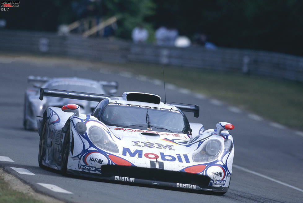Le Mans 1998: Die große Zeit der GT1-Schlachten. Allan McNish, Laurent Aiello und Stephane Ortelli siegen im zuverlässigen Porsche 911 GT1 gegen die starke Konkurrenz von Mercedes, BMW, Nissan, McLaren und Toyota.