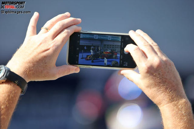 Momente, die nicht nur auf dem Smartphone, sondern auch in den Rekordbüchern der Formel 1 festgehalten werden, könnte es auch in der Saison 2017 wieder geben. Gleich mehrere Bestmarken wanken - einige bedrohlicher als andere. Wir blicken auf mögliche Sternstunden und traurige Spitzenwerte voraus. Momente, die nicht nur auf dem Smartphone, sondern auch in den Rekordbüchern der Formel 1 festgehalten werden, könnte es auch in der Saison 2017 wieder geben. Gleich mehrere Bestmarken wanken - einige bedrohlicher als andere. Wir blicken auf mögliche Sternstunden und traurige Spitzenwerte voraus.