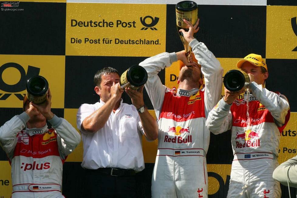 Nürburgring 2009: Einen ordentlichen Schluck aus der Pulle nimmt Martin Tomczyk nach dem Dreifachsieg für Audi.